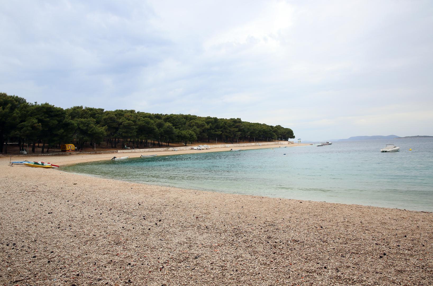 Plaža Velika Raduča nalazi se pak u Primoštenu, a također ima gustu šumu u kojoj se kupači mogu ohladiti od vrućina. Osim toga, s plaže se pruža i predivan pogled na otok Smokvicu.
