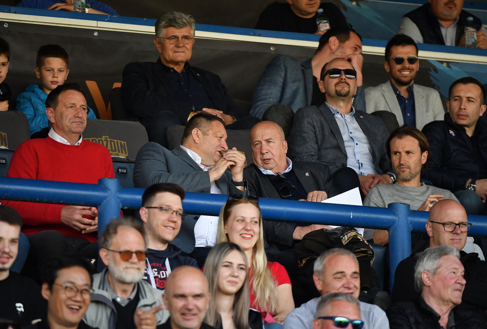 Na utakmici su bili i mnogi istaknuti nogometni djelatnici, među njima i Velimir Zajec, predsjednik Dinama