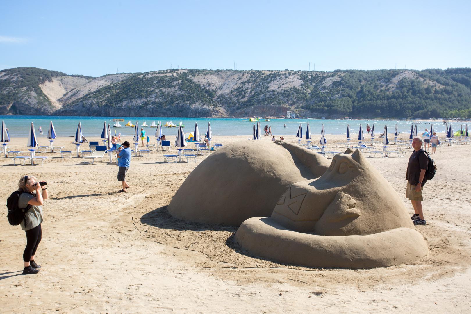 Uz to, svake se godine na toj plaži održava i Festival skulptura od pijeska.
